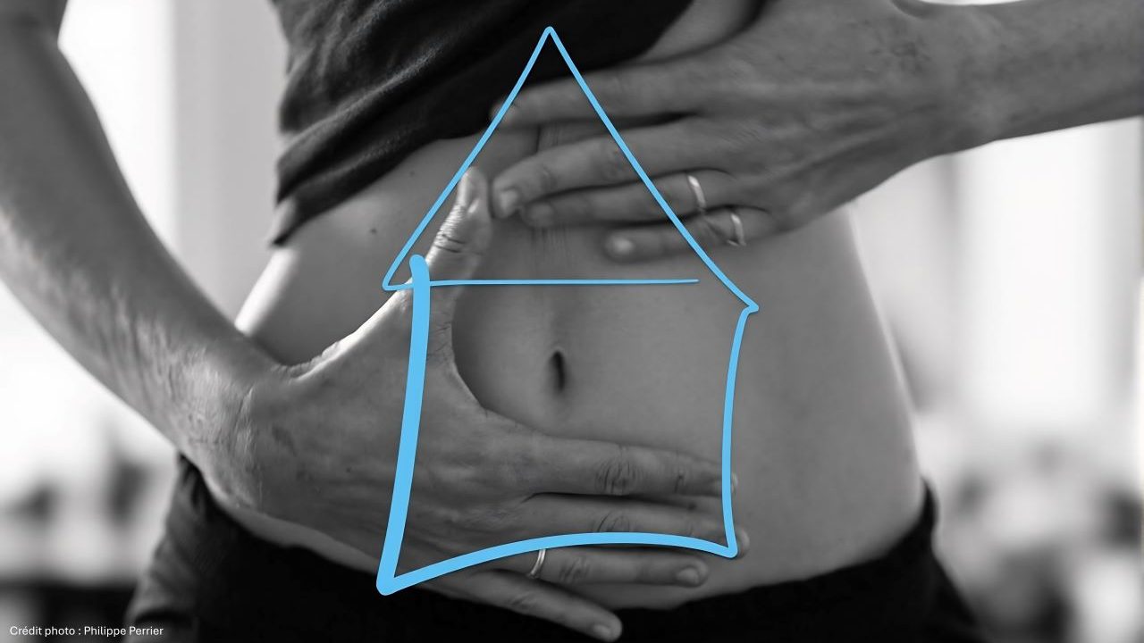 Massage abdominal avec les mains autour du ventre